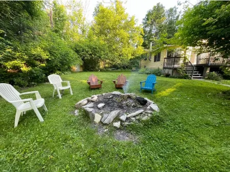 Charming Cottage 2 min walk from a private beach on Georgian Bay