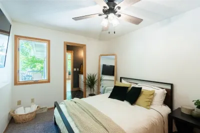 Relaxing Neighborhood Close To Trails, Parks, Lakes, Shops, Restaurants & More! MN Counseling and Couples Center LLC附近的飯店