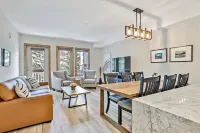 Luxury Condo - Newly Renovated and New Furniture - Outdoor Pool - Mountain Views