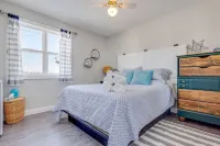Water Front with Access: Sauna & Hot Tub, Dock, 3 Bedrooms