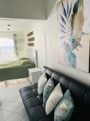 Nice and cozy ocean front studio with private terrace. Short walk to beaches.