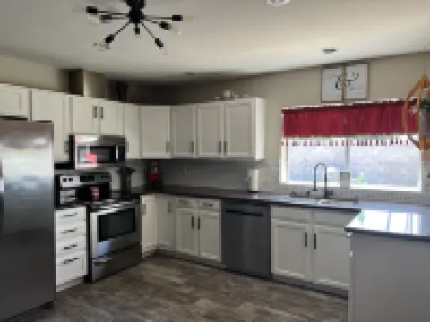 New family retreat w/private heated pool and hot tub