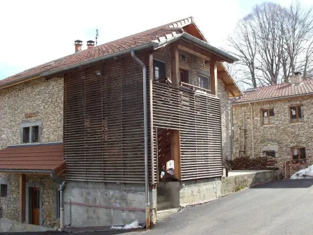 Cottage in the heart of the Vercors national park, sleeps 11, fully equipped Отели в г. Сен-Мартен-ан-Веркор