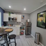 Vibrant Art Retreat. Stylish 1 Bedroom Private Cottage Centrally located.