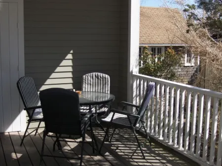 Charming West End 1 Bd 1st Fl -  Steps to Beach - With Private Parking Отели рядом с достопримечательностью «Рейс Пойнт Бич»