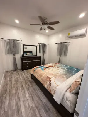 5 min walk or rent a bike to Turtle Beach