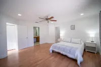 Spacious Miami Lake House for Families 3Bd 2Bth 6p