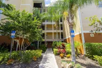 9.1 miles from Disney World, Sleeps 8-10, heated pool, hot tub, private balcony Hotels near Wawa