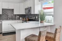 New, Luxury King Bedrm, Heart of Downtown, Quaint popular area, EV charger avail