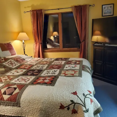 Cozy Ski Condo next to MT Snow with Mountain Views