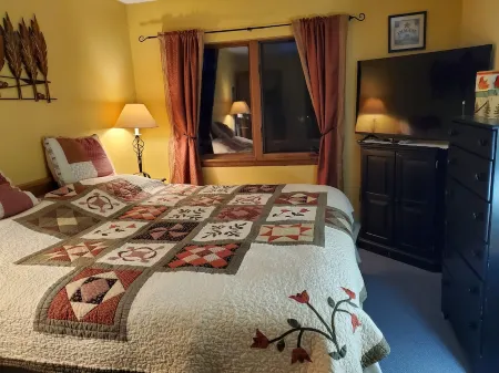 Cozy Ski Condo next to MT Snow with Mountain Views