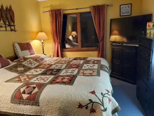 Cozy Ski Condo next to MT Snow with Mountain Views