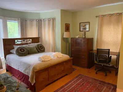 Skyeship House Condo with Hot Tub! - 1 Minute from Gondola - Sleeps 12 Easily