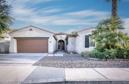 Chandler Getaway: 5Br 2BA, Heated Pool, Pool Table, Bikes, BBQ Grill, & More Отели рядом с достопримечательностью «Окотильо Голф Клаб»