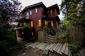 Beautiful, quiet place to stay with lovely beach access and stunning views