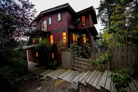 Beautiful, quiet place to stay with lovely beach access and stunning views Отели рядом с достопримечательностью «Суорц Бэй Терминал»