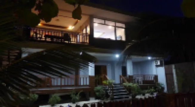 Juvy's Beach House - Entire top floor of exclusive villa just by the beach فنادق في سیقیحور