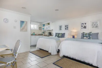 Beachside Condo – Walk to Pier & Dining Hotels near Blue Ocean