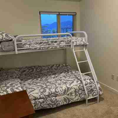 Large Lakefront 3 Bed Condo With Gorgeous Osoyoos Lake and Mountain Views Rooms