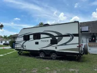 Comfortable RV_Self Check-in, freeWIFI, Free parking, full kitchen, bathroom.