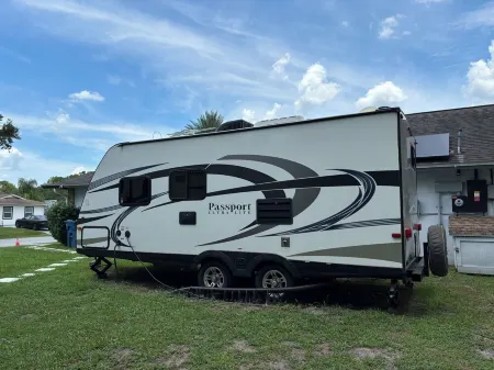 Comfortable RV_Self Check-in, freeWIFI, Free parking, full kitchen, bathroom.