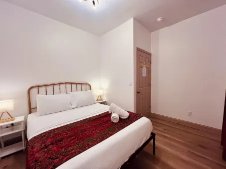 Casino Close Comfort walk to the falls 6-bedroom sleeps 12 with AC and WiFi USA