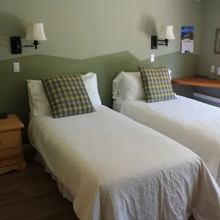 MeadowBrook Suite Deluxe 2 BDRM w/ Yard and Hot Tub