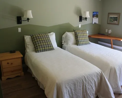 MeadowBrook Suite Deluxe 2 BDRM w/ Yard and Hot Tub Hotels in Squamish