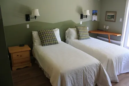 MeadowBrook Suite Deluxe 2 BDRM w/ Yard and Hot Tub