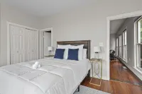 Sweeping Views in Bright and Spacious Loft in OTR