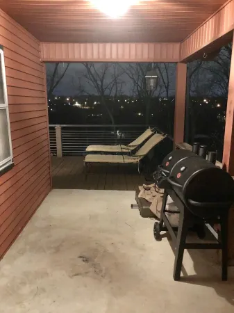 Enjoy fireside sunset & walk to movies, shops, restaurants!