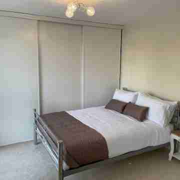 Cheerful 3 Bedroomed house,with parking and free intern free Rooms