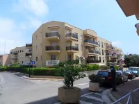 Two-room central apartment, 2 large balconies, 100 m from the beach, private parking
