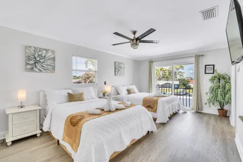 Luxury Waterfront Home DOCK POOL JACUZZI KAYAKS