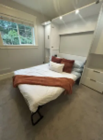 Bright Garden Suite in Colwood