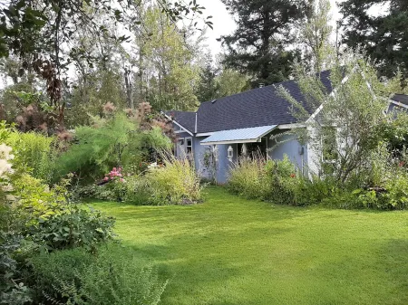 Charming Creekside Cottage in Nature with Historic Roots