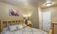 Welcome to Serenity Hills Zion , Sleeps 10 +