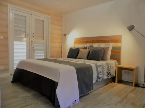 Air-conditioned lodge with swimming pool near Deshaies