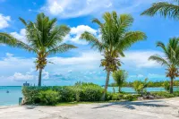 Newly renovated Oceanfront Townhouse with Stunning Views & Private Beach Access Hotel di George Town