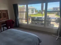 Sneezle Beezle Beach Apartment Hotels in Ōmāpere