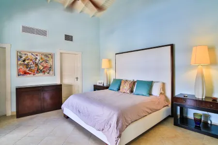 Porto Cupecoy : Spacious 2 BRS condo on Porto Cupecoy Marina