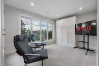 Luxury Home in Quiet Neighborhood near Downtown with Fast Wi-F & 3 Workspaces