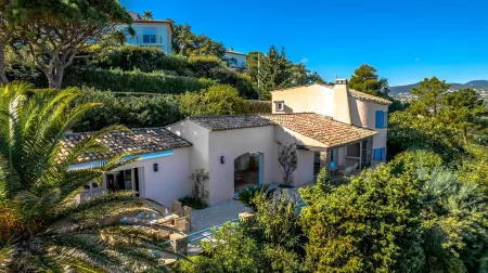 LUXURIOUS VILLA, INCREDIBLE SEA VIEW, SWIMMING POOL Отели рядом с достопримечательностью «Eglise Sainte-Maxime»