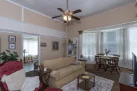 Historic "Battle House" Apartment - Uptown Columbus
