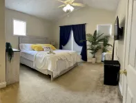 5 minutes to Cherry point! Family-sized townhouse with fireplace & balcony