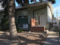Easy Access Full Duplex - Sleeps 12 Hotel in zona West Lethbridge Towne Centre