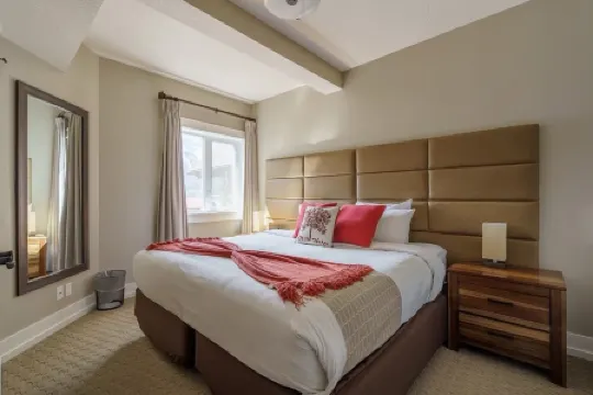 Luxurious 2-Story Penthouse | 5 Beds | Water Park Access | 5-Star Mountain Views