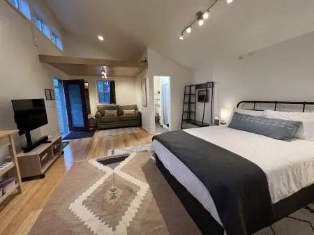 Artist's Studio wake up in the Ponderosa Pines. Grand Canyon, Sedona, Flagstaff.