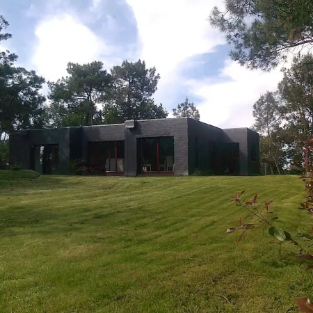 Architect house on the banks of the Auray river on 2000 m2 of pine forest
