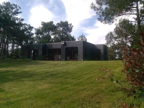 Architect house on the banks of the Auray river on 2000 m2 of pine forest